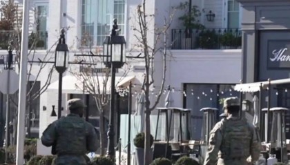 富人有钱能让山火“改道”！洛杉矶一购物中心保存完好，对面建筑却成废墟，因购物中心老板调来一支私人消防队！火还在烧，有房租暴涨8成