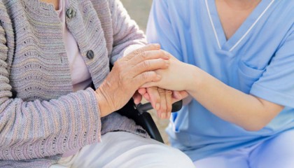 中央经济工作会议专门提到，这类消费对于扩大内需为何至关重要？