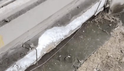 成都一河道护栏填充泡沫?当地:正调查核实,可能有节能环保要求