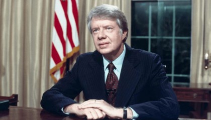 一觉醒来，美国全境将哀悼，83岁拜登关闭联邦政府，中方罕见发文哀悼