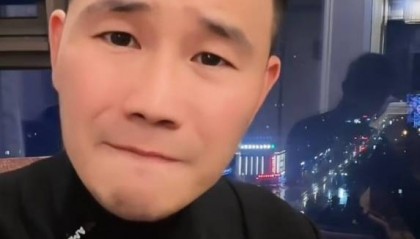 “小兵张嘎”谢孟伟后悔直播带货卖酒！哭着请求大家能原谅他