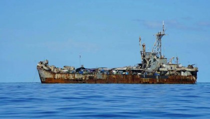 仁爱礁的破船出现大片太阳能发电板，不要指望它能短期解体了