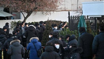 尹锡悦命运迎来转折？11000人聚集总统官邸外，在野党棋差一招