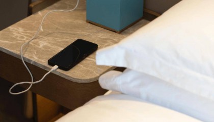 建议睡觉时把手机放1.5米以外?不是因为辐射,而是→