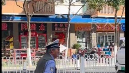 妻儿五人遭遇车祸去世，他的人生被“困”在了1996年