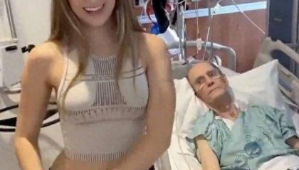 85岁富豪住院，22岁网红女友病床前兴奋热舞：遗嘱写了自己名