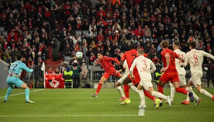 德甲-凯恩戴帽格雷茨卡助攻 拜仁3-0奥格斯堡11轮不败