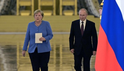 普京似乎“曾在参加G8峰会期间因喝啤酒迟到”？佩斯科夫回应