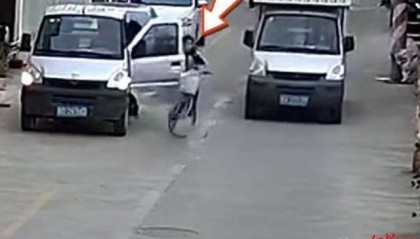 男孩骑单车遭遇“开门杀”，摔倒后又被小货车碾压 广东汕头有关部门：及时送医，无生命危险