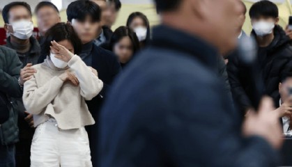 “尸体在地上腐烂 冷冻设施至今没装好” 遇难者家属批评韩国政府