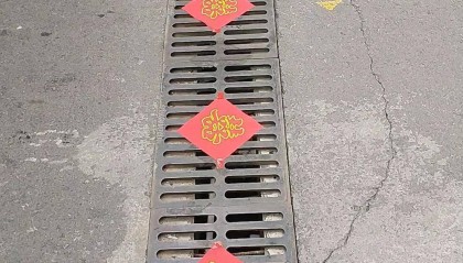 山西婚礼要在下水道井盖贴“喜”字?有的井盖被贴了8张,当地居民:寓意不踩坑、驱晦迎喜