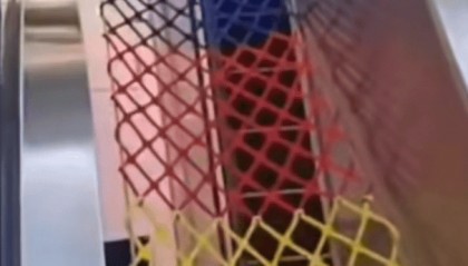 山东济宁一女孩从商场4楼坠亡后续：商场已安装防护网，警方回应称坠落原因正在调查