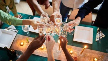 男子在公司年会上饮酒身亡，同事都没发现！谁该担责？法院判了