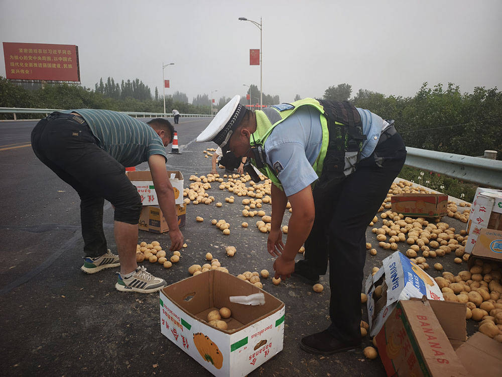 新疆洛浦：货车侧翻土豆散落一地 交警及时救援挽损