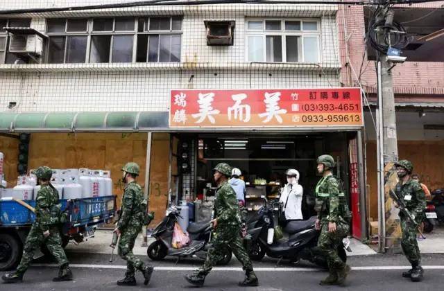 乌克兰的“人民战争”？通过APP上传坐标给俄军，炸自家征兵处？