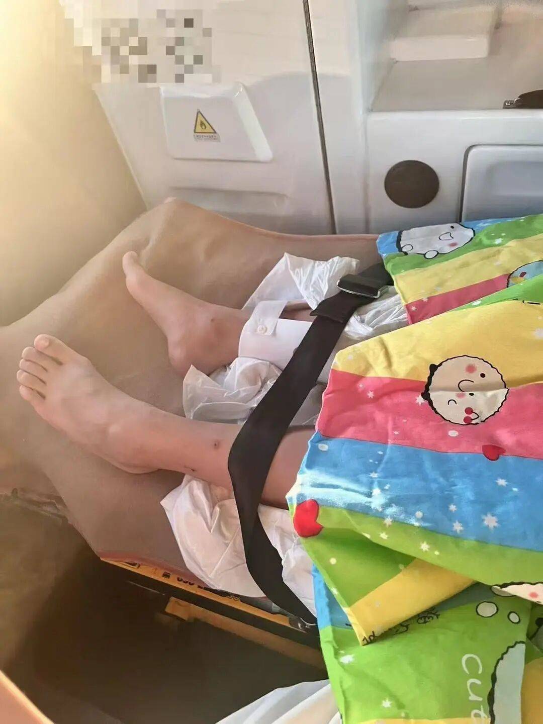 男子火车上铺跌落砸断10岁女孩腿骨,回应“失联”称失业讨薪中