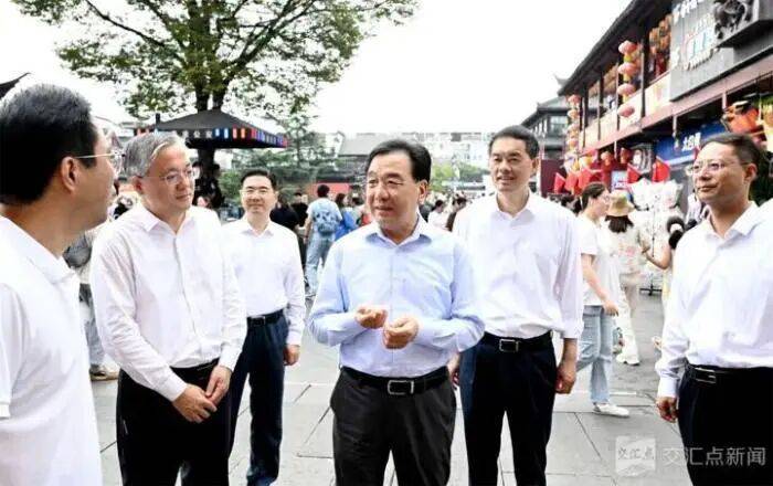 调研假日文旅消费，多地“一把手”走上街头