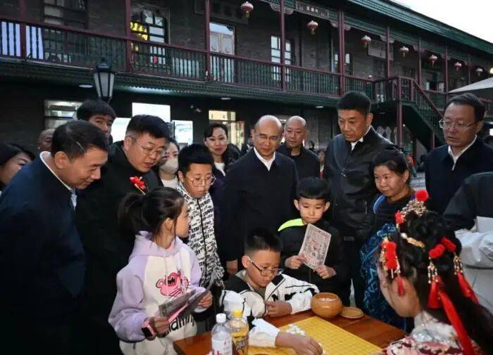 调研假日文旅消费，多地“一把手”走上街头