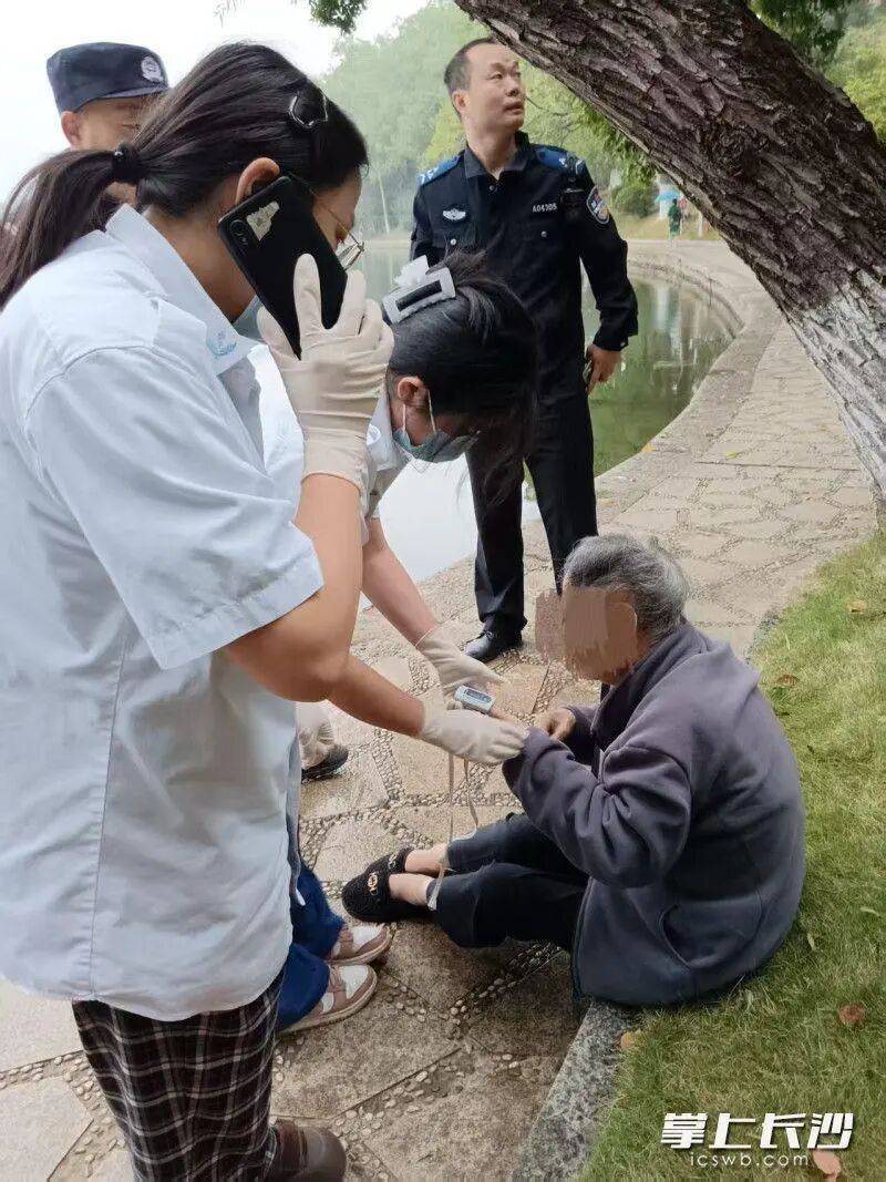 事发湖南烈士公园!80多岁老人不慎落湖,众多市民合力救助
