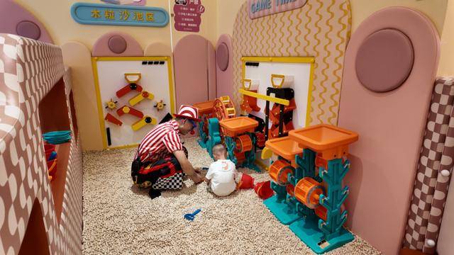 海底捞,和西贝“抢娃”