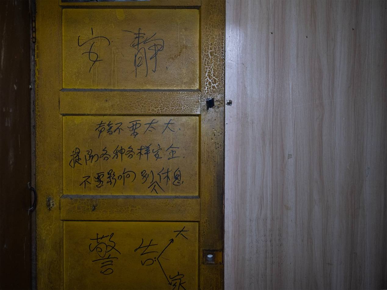 他们挤在8元一晚的旅店 几百人抢一个活