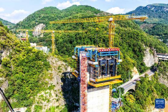 “钢铁巨人”助力西渝高铁桥梁智能化建设