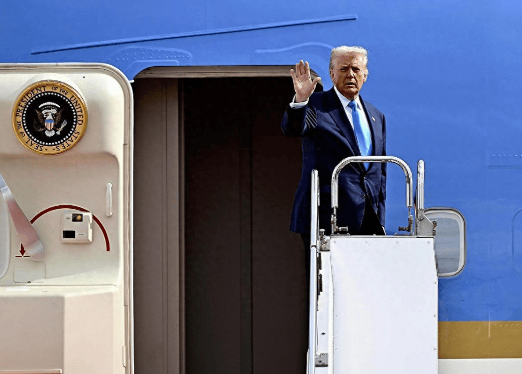火速赶回国的特朗普，在专机空军一号上，亲口说出此行最大遗憾