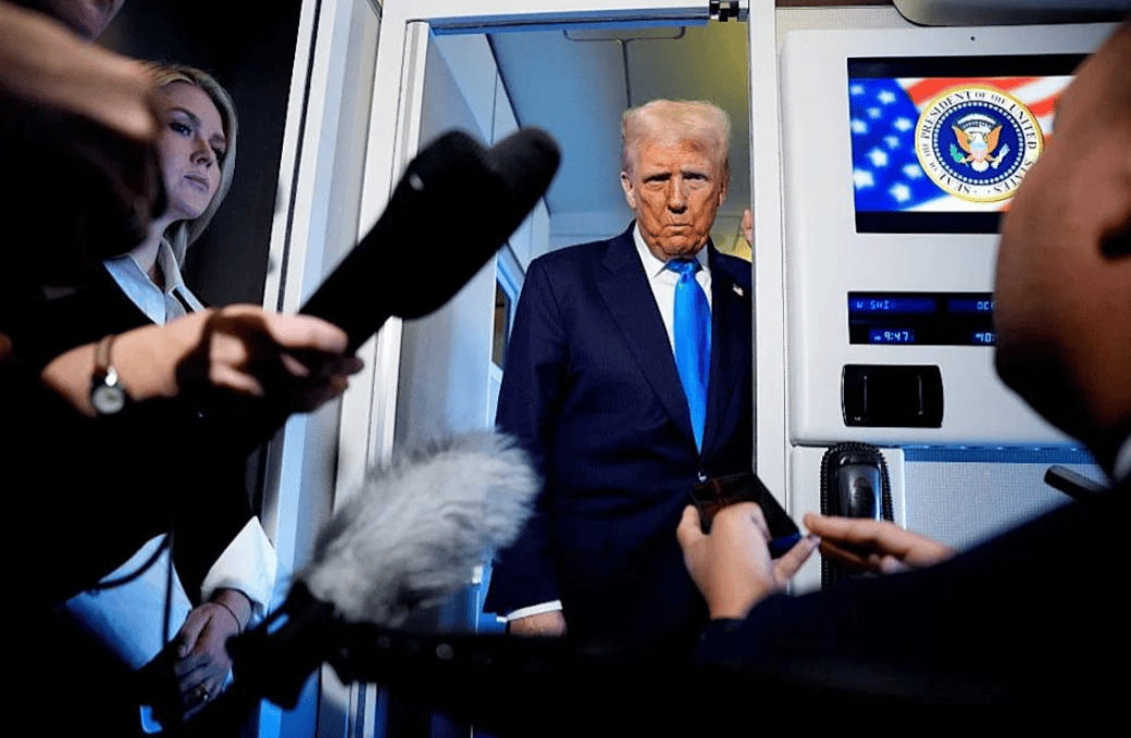 火速赶回国的特朗普，在专机空军一号上，亲口说出此行最大遗憾