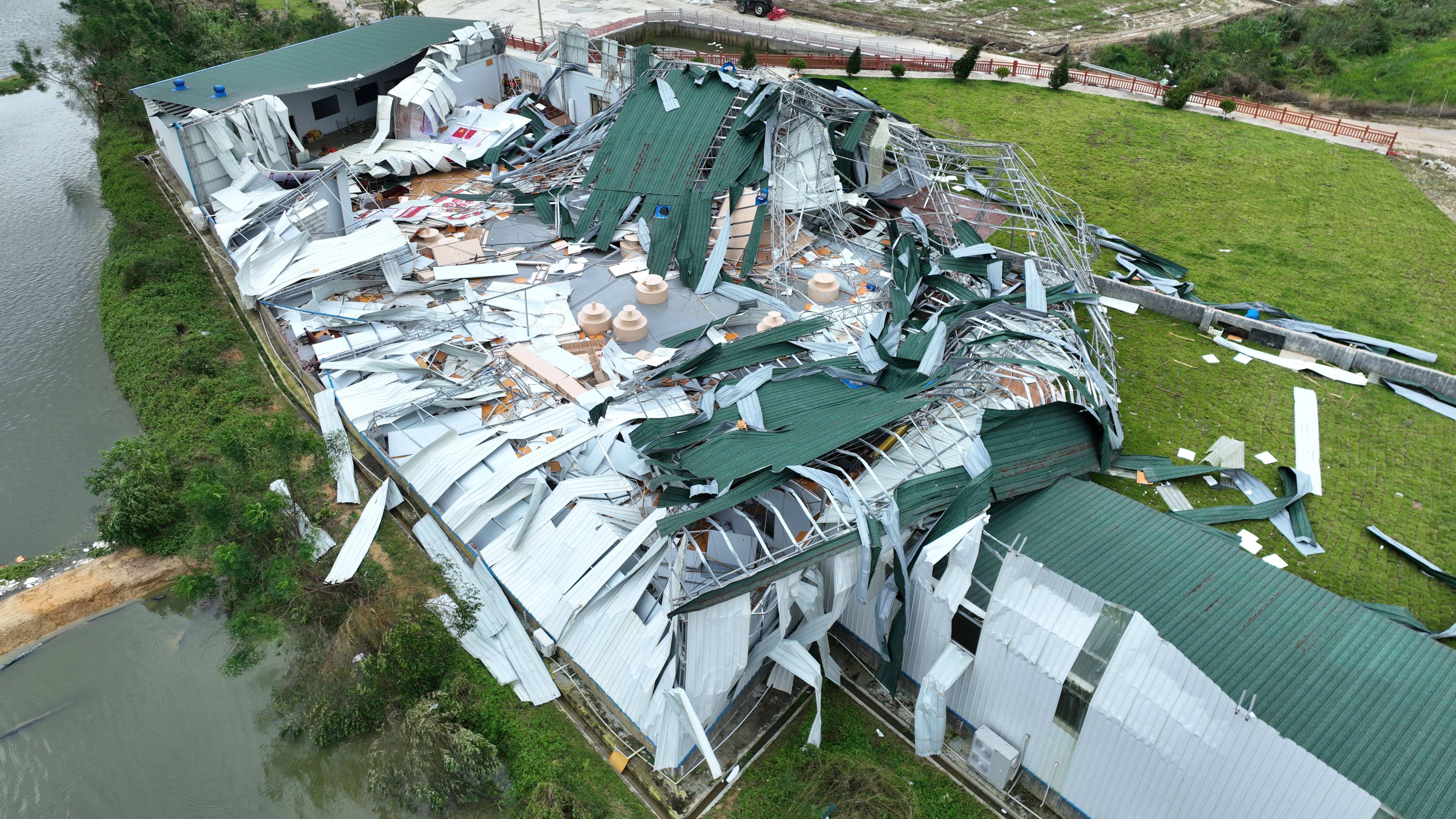 村镇导演追三个超强台风 拍下被遗忘的农民