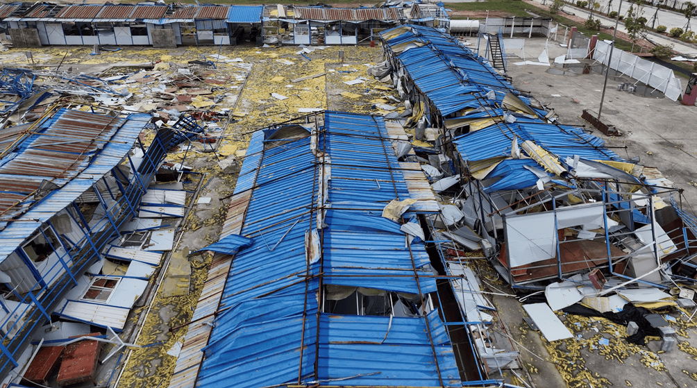 村镇导演追三个超强台风 拍下被遗忘的农民