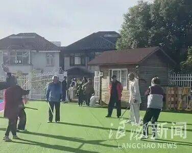 多名老人闯入幼儿园练剑健身,园方无奈报警:撬锁进来的