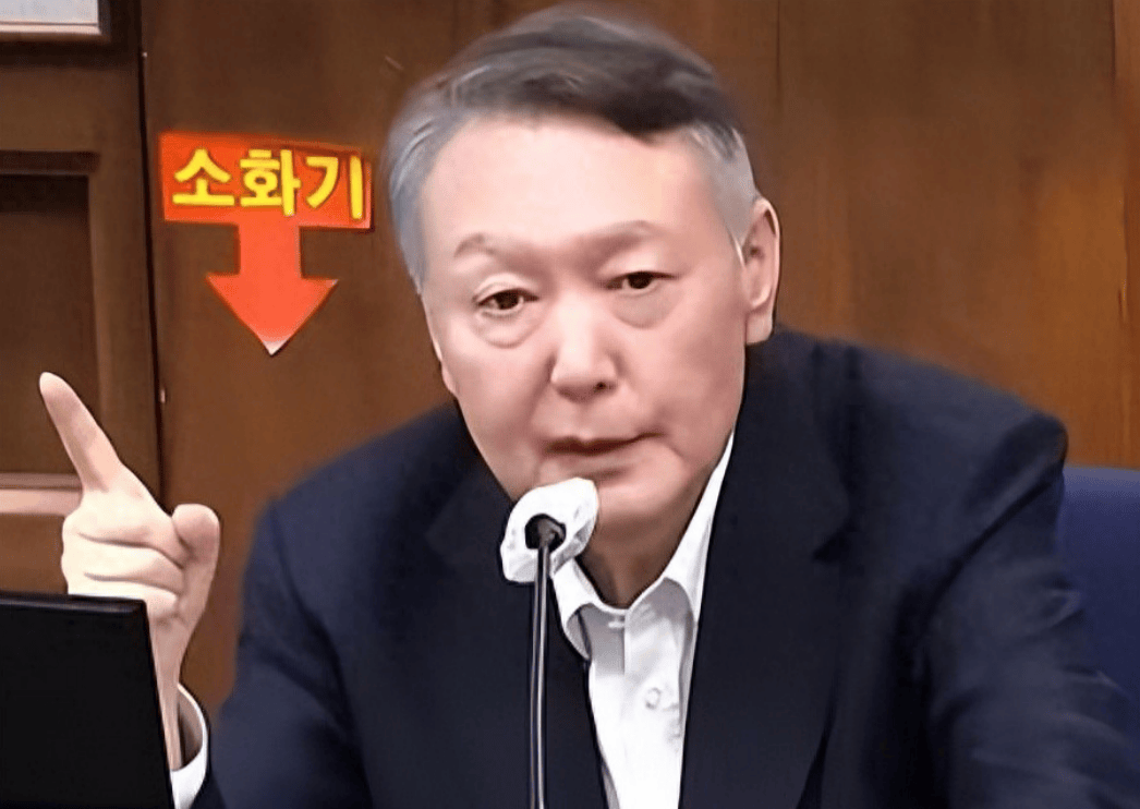 尹锡悦突然情绪失控，在庭审现场大发雷霆，要替金建希讨个说法！