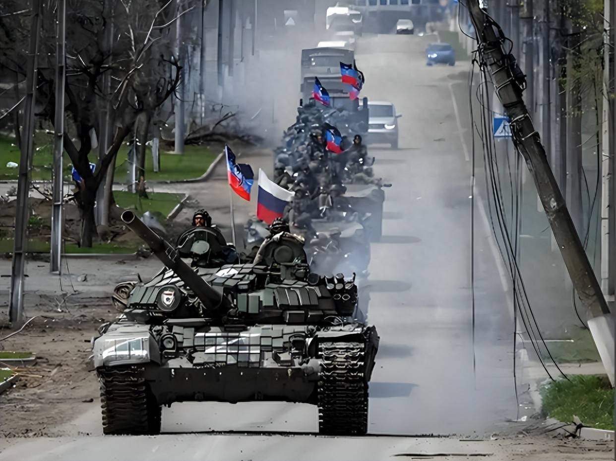 红军城沦陷！战况让人头皮发麻：乌军一边投降，一边发起空降作战，上演送人头大戏