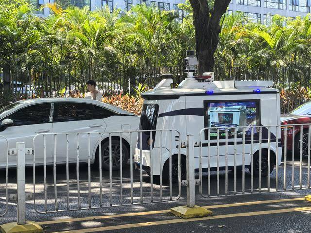 深圳交警“黑科技”再升级!首台多功能无人巡检车“上岗”