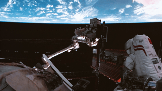 太空上演惊魂一刻！神舟二十号遭神秘物体撞击，返回任务紧急暂停